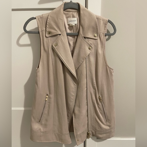 Beautiful Club Monaco beige vest in a beigy tan colour. - Picture 3 of 3